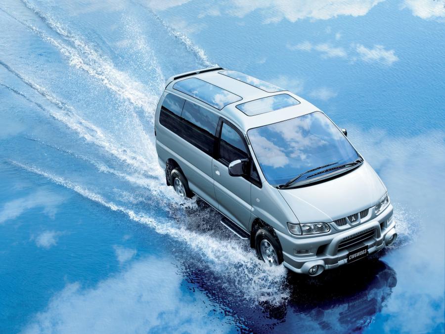  Mitsubishi Delica Space Gear 4WD 1997 года  (фото 2 из 10)